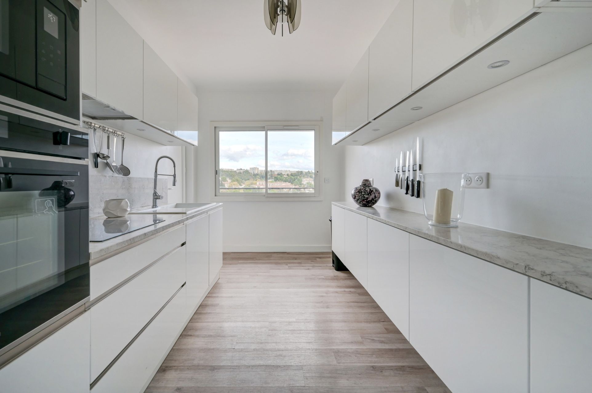 luxury apartment 5 Rooms for sale on AIX EN PROVENCE (13100)