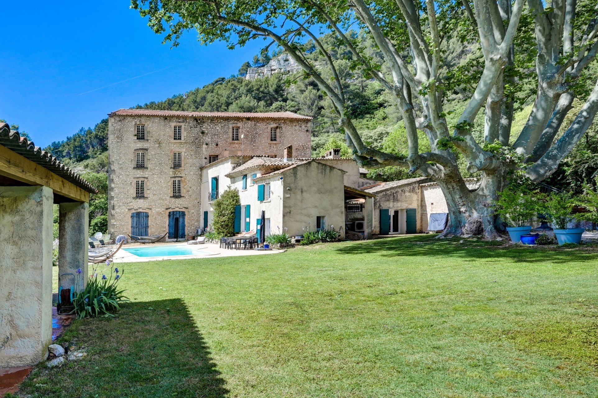 luxury house 7 Rooms for sale on VENTABREN (13122)