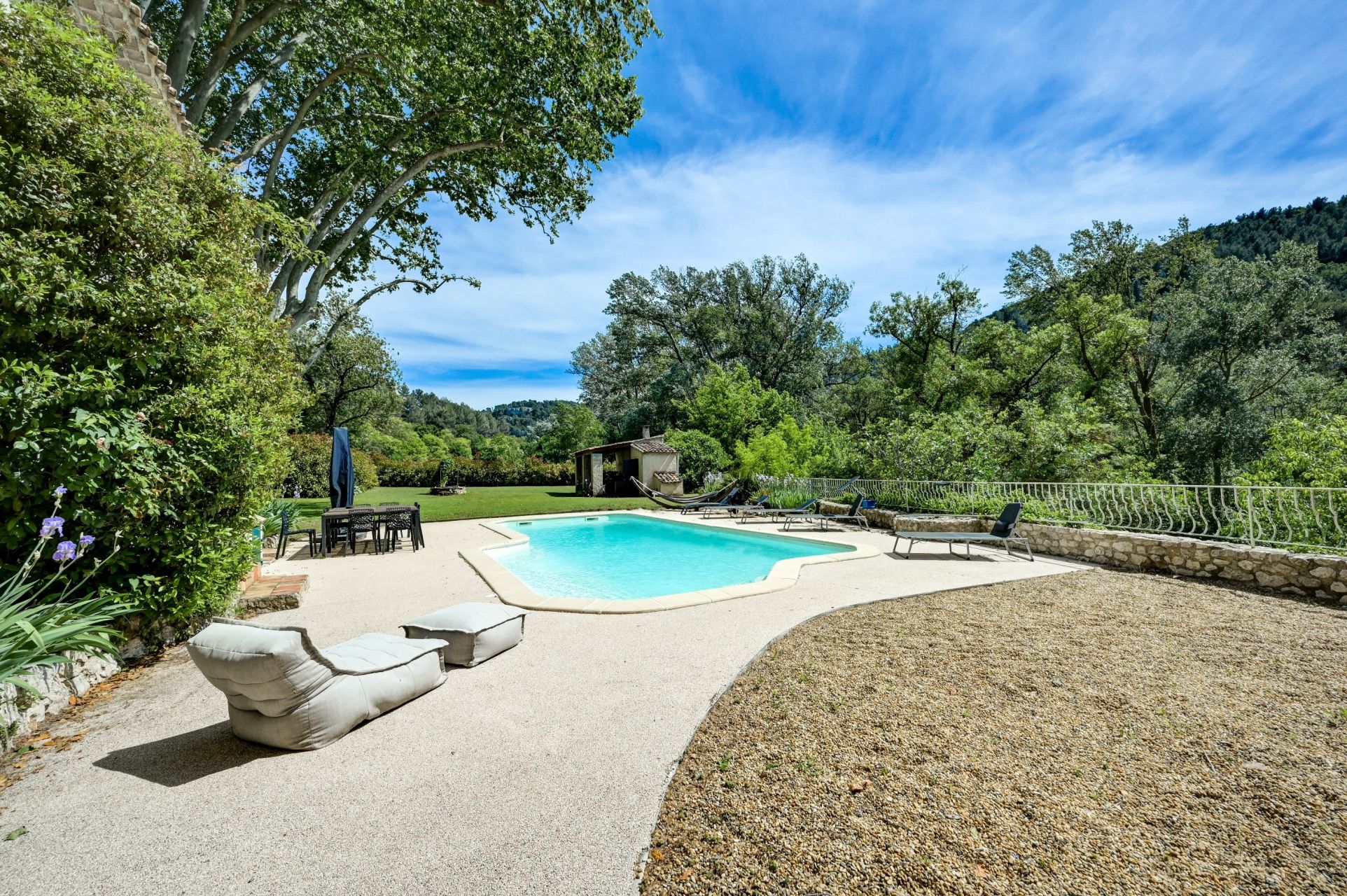 luxury house 7 Rooms for sale on VENTABREN (13122)