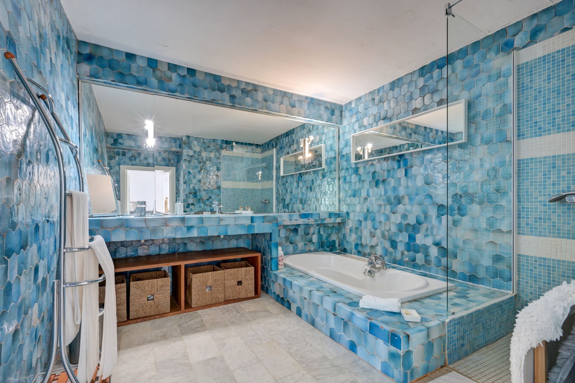 luxury house 7 Rooms for sale on VENTABREN (13122)