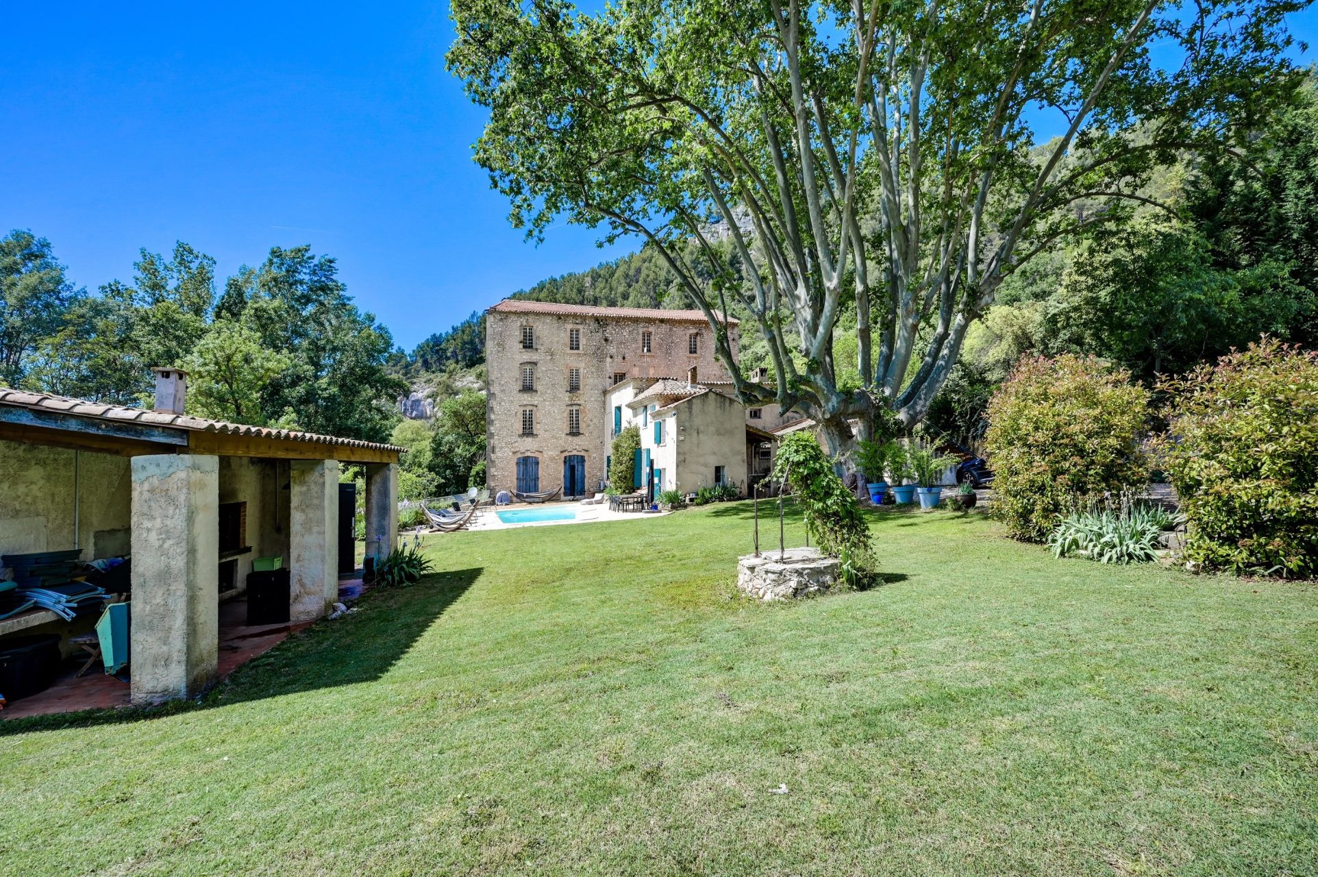 luxury house 7 Rooms for sale on VENTABREN (13122)