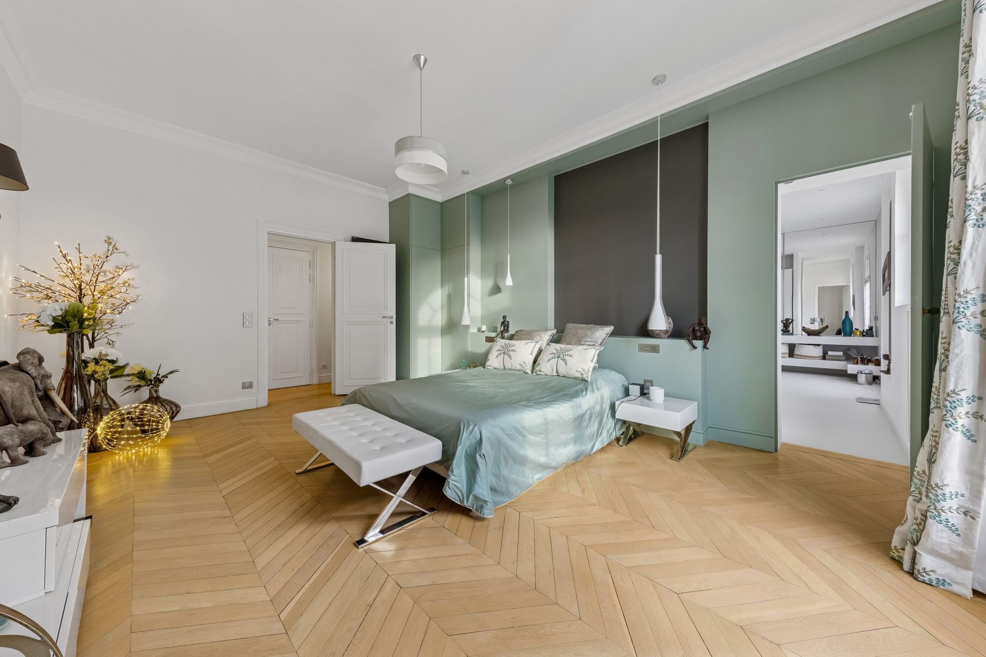 luxury apartment 7 Rooms for sale on PARIS (75116)