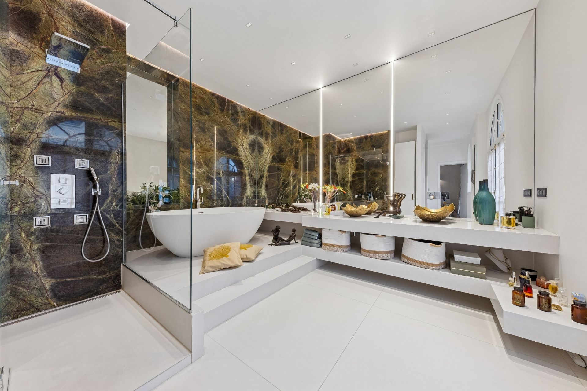 luxury apartment 7 Rooms for sale on PARIS (75116)