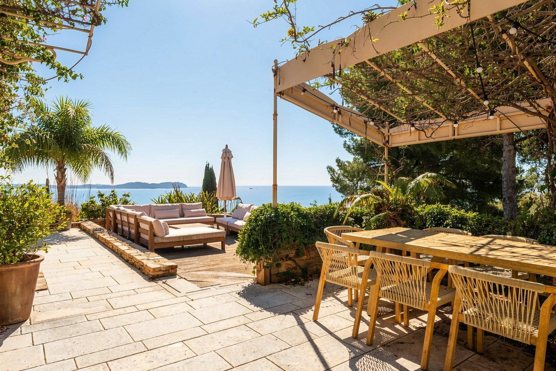 luxury house 6 Rooms for sale on CARQUEIRANNE (83320)