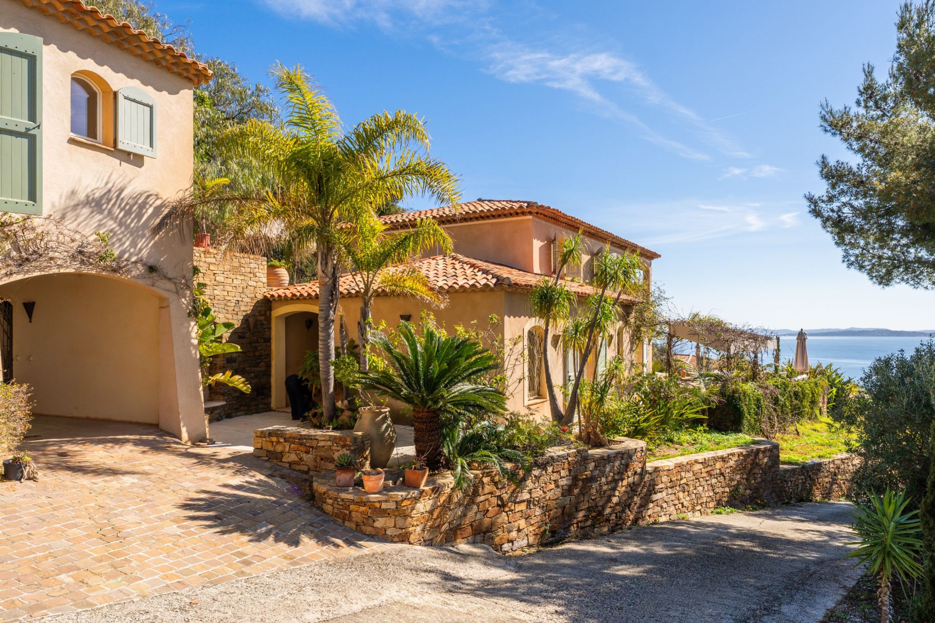 luxury house 6 Rooms for sale on CARQUEIRANNE (83320)
