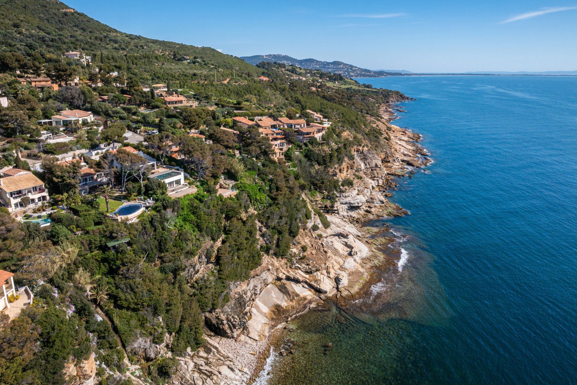 luxury house 6 Rooms for sale on CARQUEIRANNE (83320)