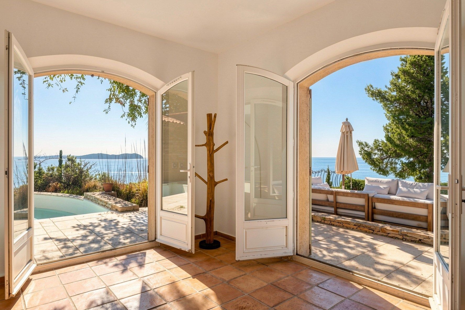 luxury house 6 Rooms for sale on CARQUEIRANNE (83320)