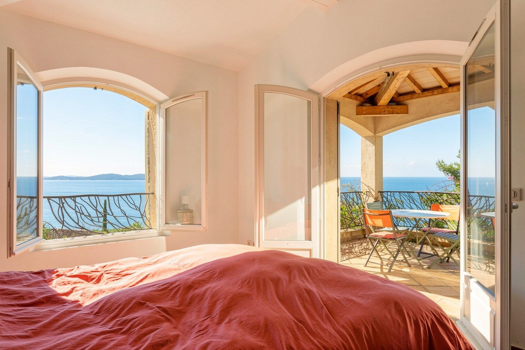 luxury house 6 Rooms for sale on CARQUEIRANNE (83320)