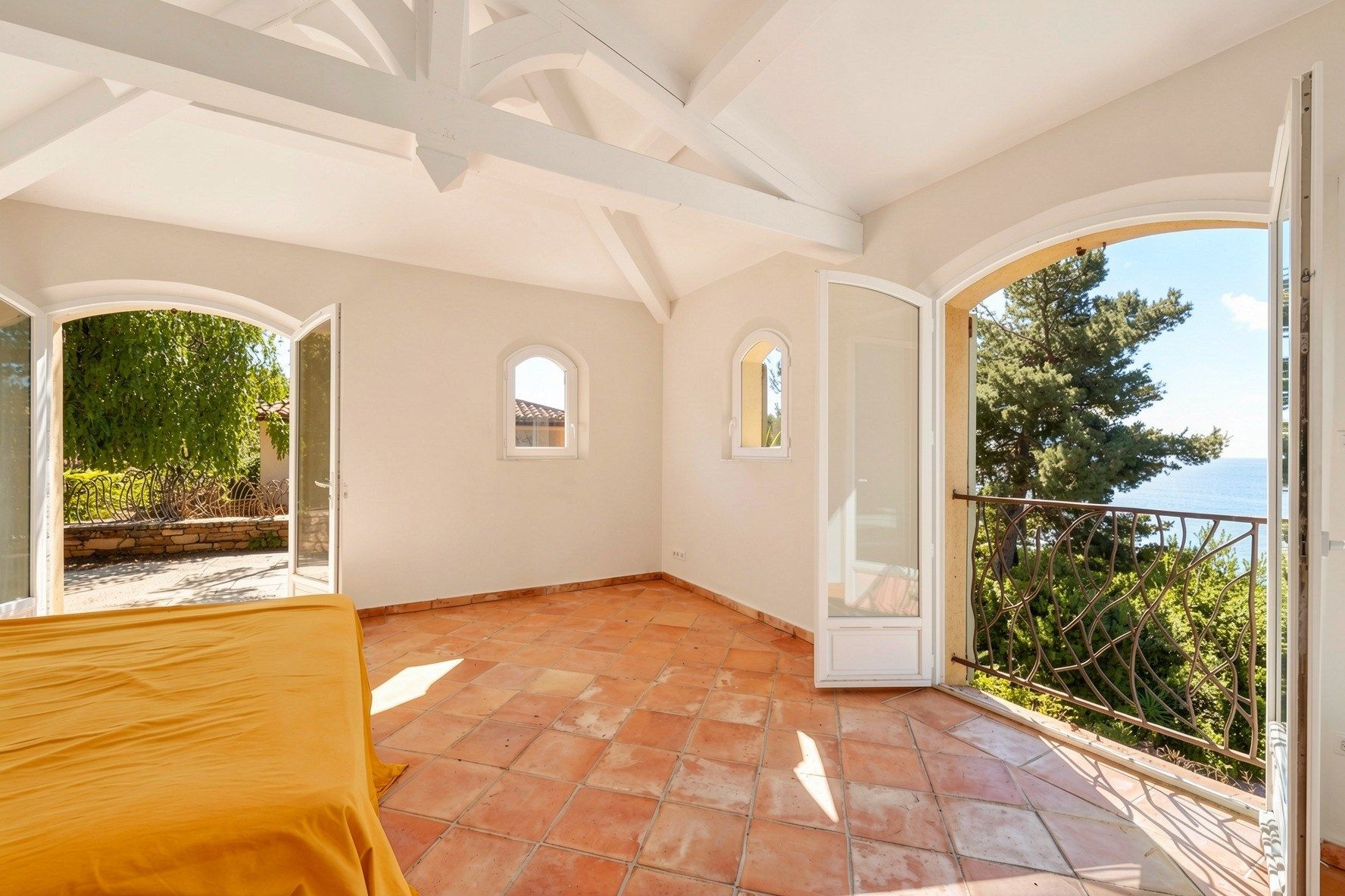 luxury house 6 Rooms for sale on CARQUEIRANNE (83320)