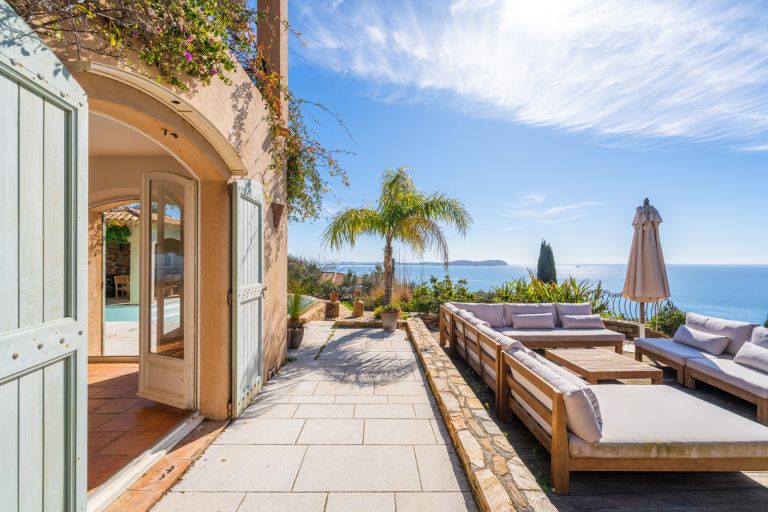 luxury house 6 Rooms for sale on CARQUEIRANNE (83320)