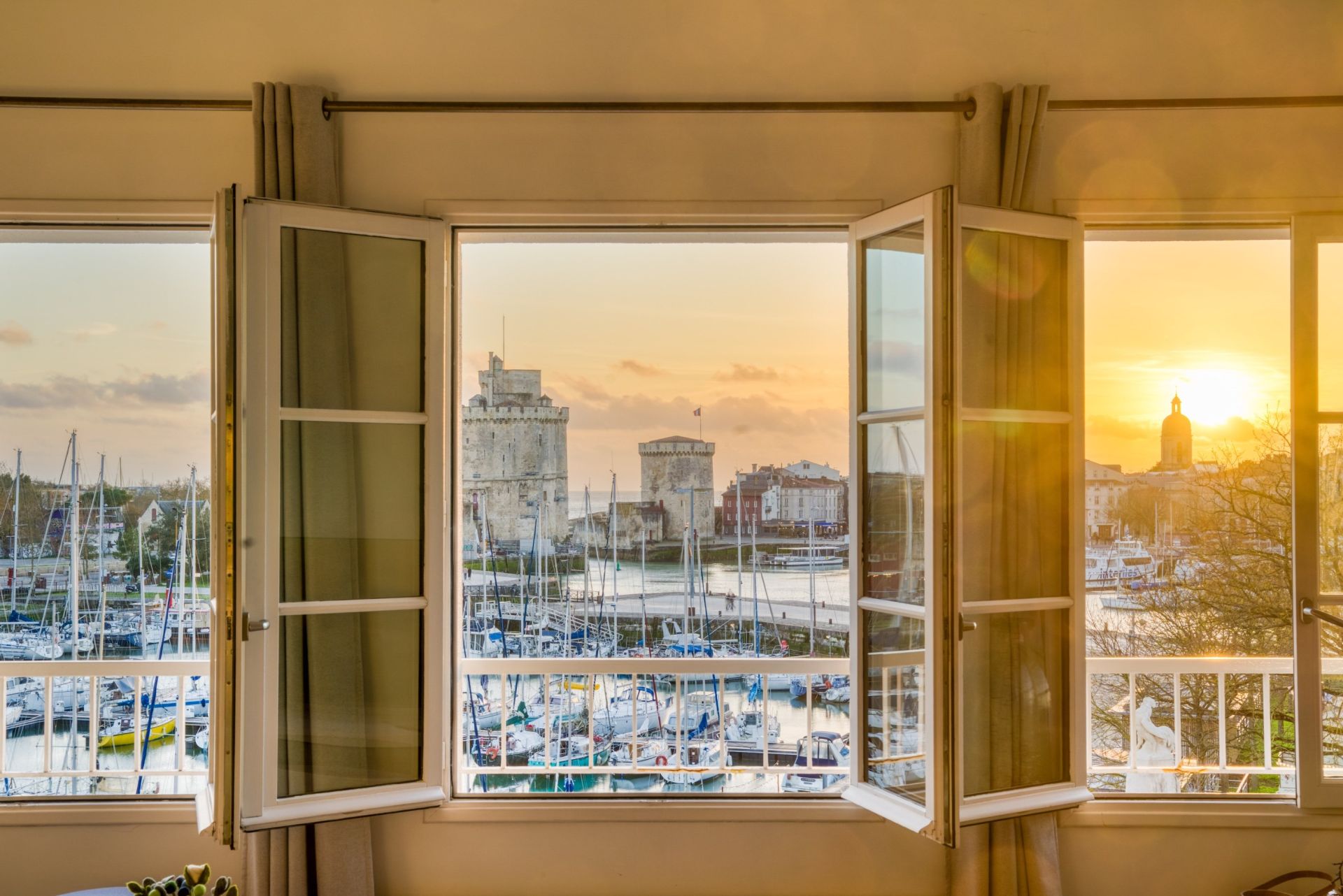 luxury apartment 5 Rooms for sale on LA ROCHELLE (17000)
