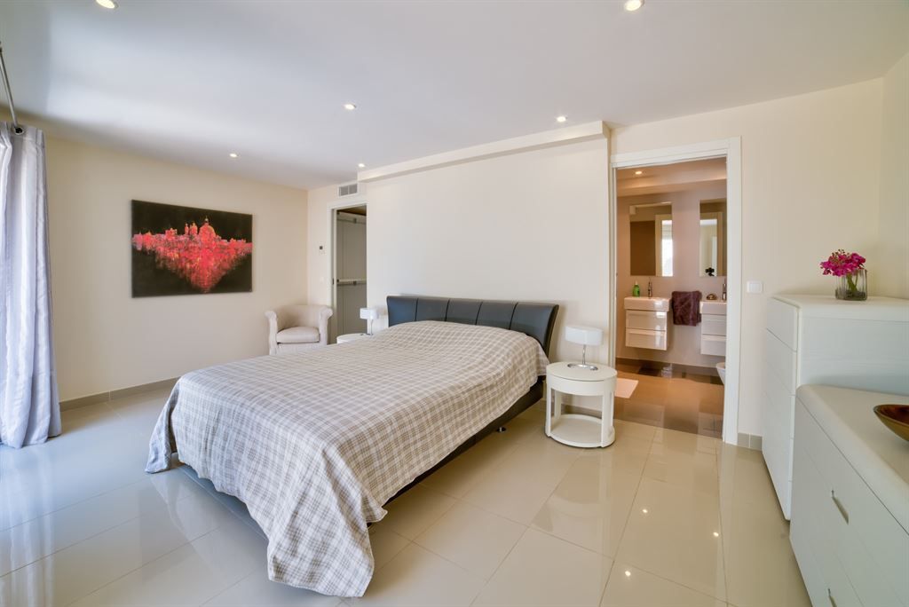 luxury villa 16 Rooms for sale on MOUANS SARTOUX (06370)