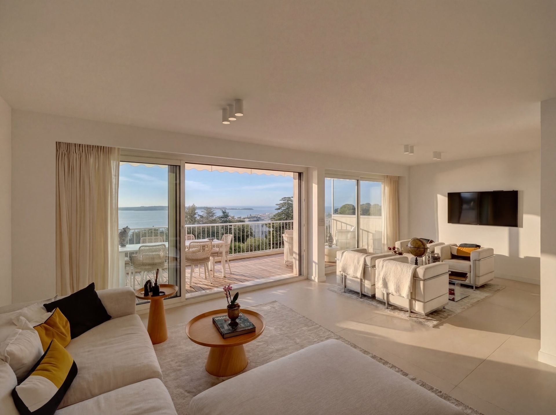 luxury apartment 8 Rooms for sale on CANNES (06400)