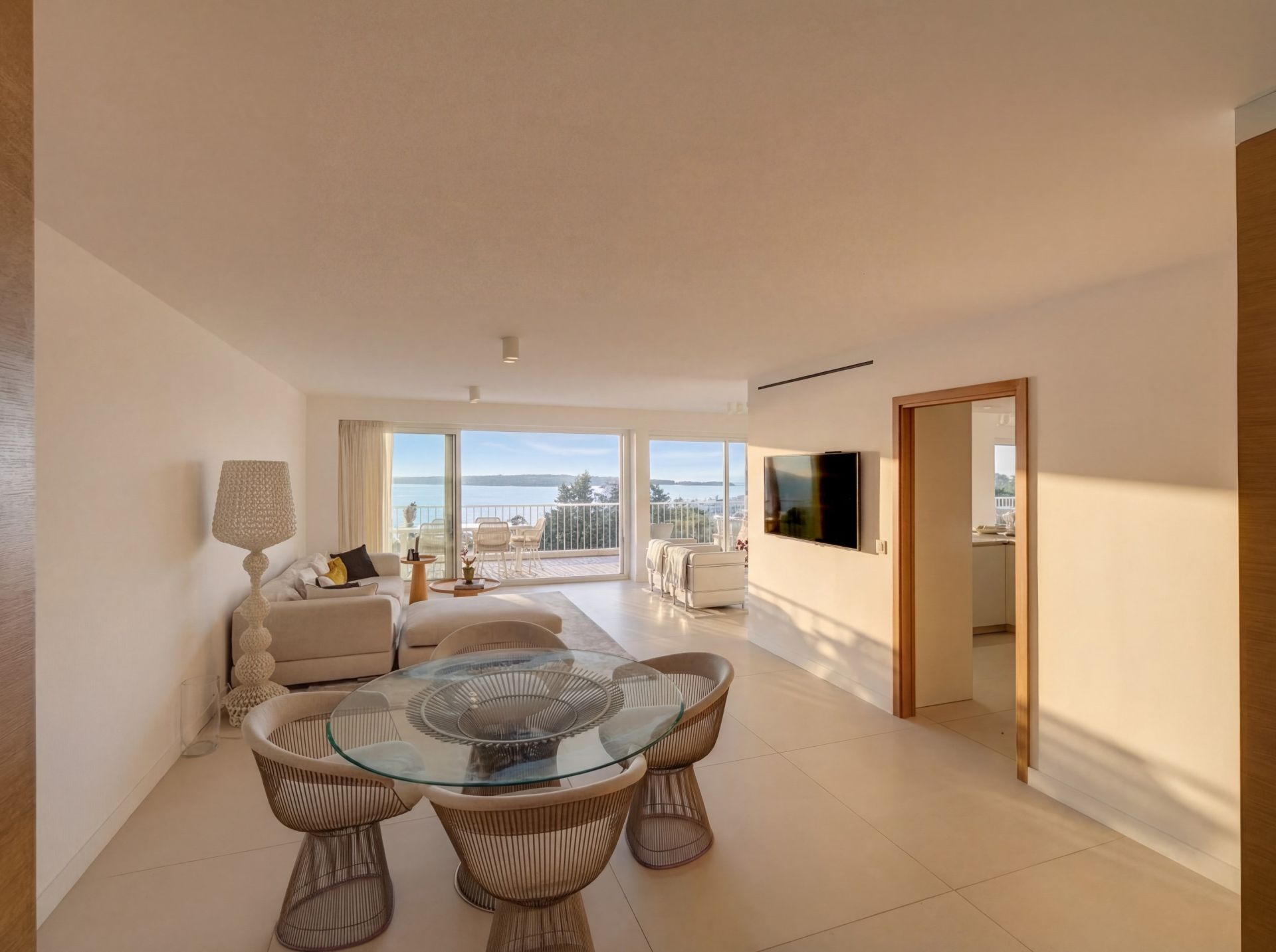 luxury apartment 8 Rooms for sale on CANNES (06400)