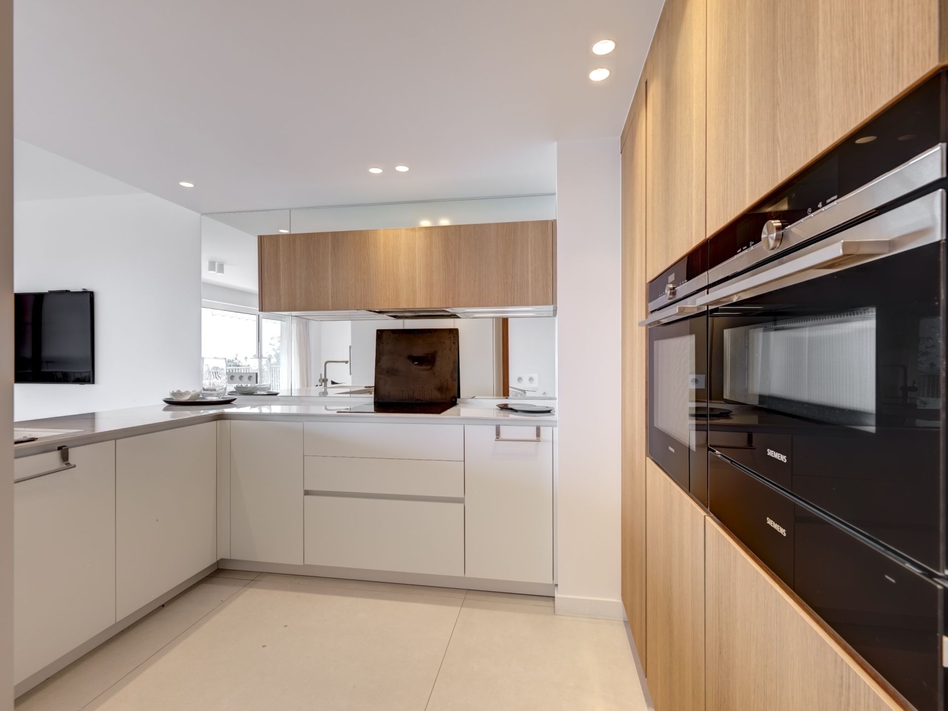 luxury apartment 8 Rooms for sale on CANNES (06400)