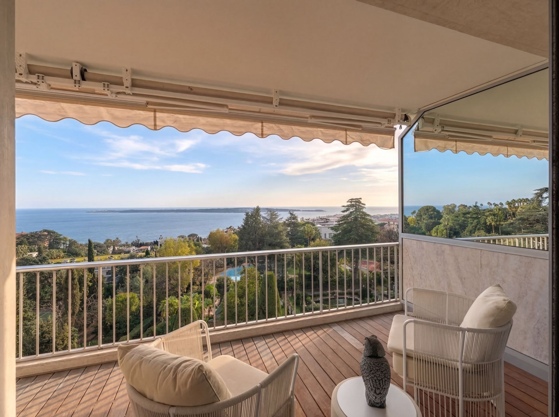 luxury apartment 8 Rooms for sale on CANNES (06400)