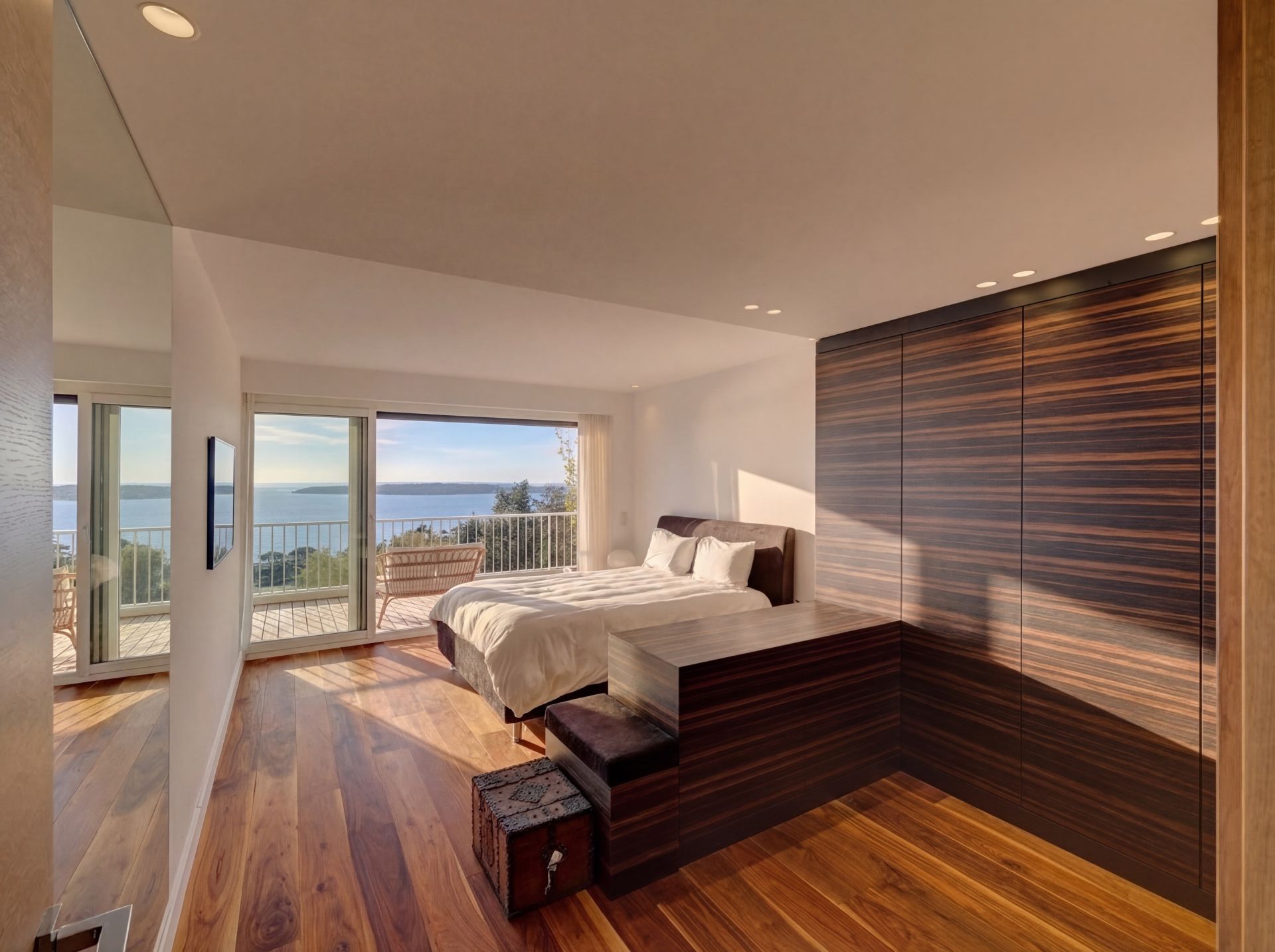 luxury apartment 8 Rooms for sale on CANNES (06400)