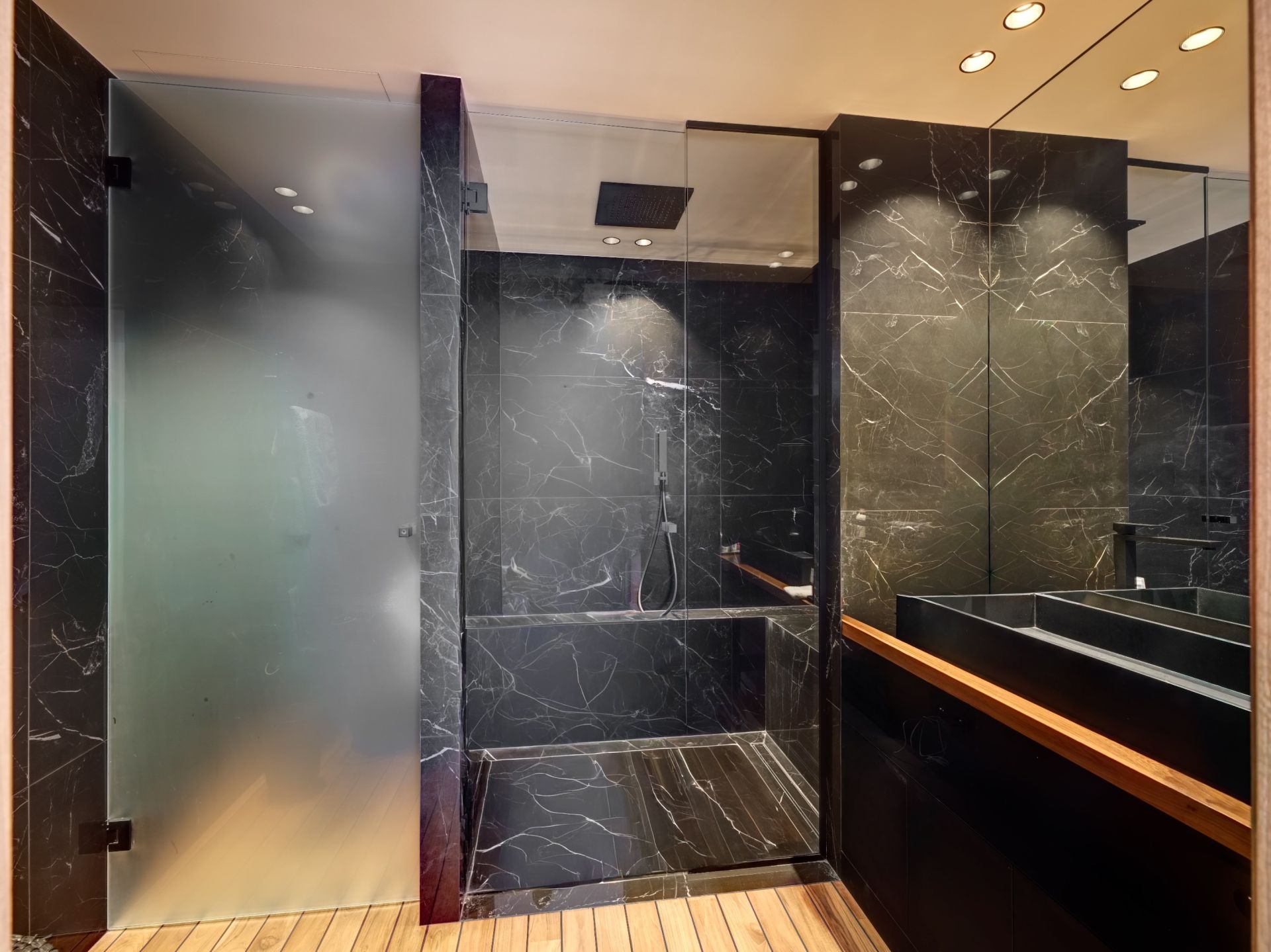 luxury apartment 8 Rooms for sale on CANNES (06400)