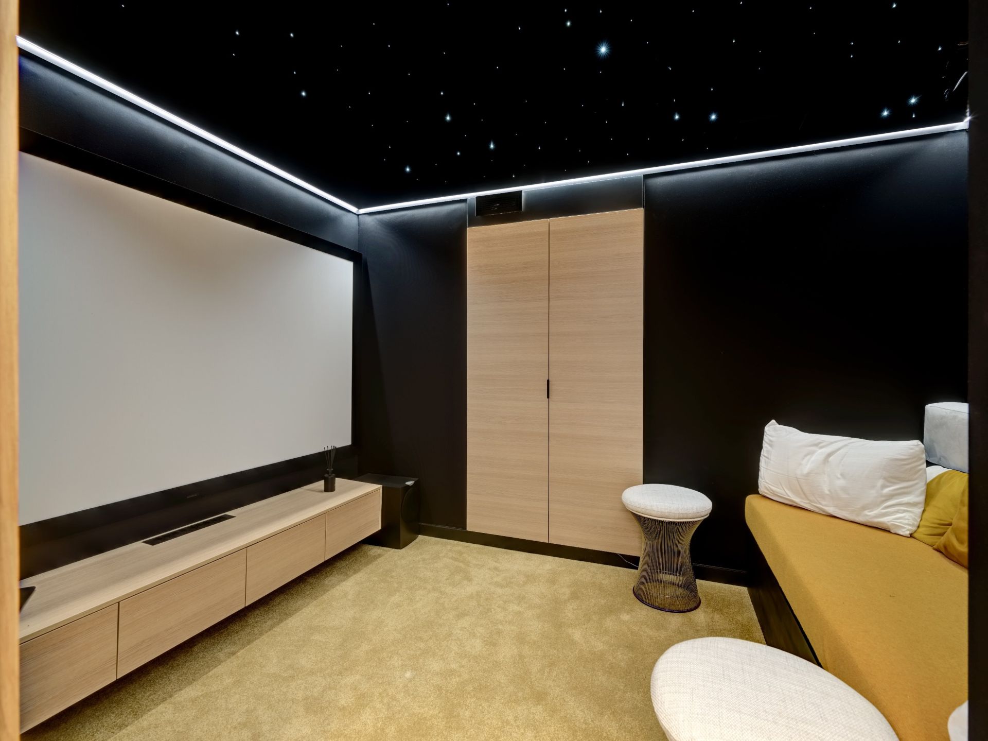 luxury apartment 8 Rooms for sale on CANNES (06400)