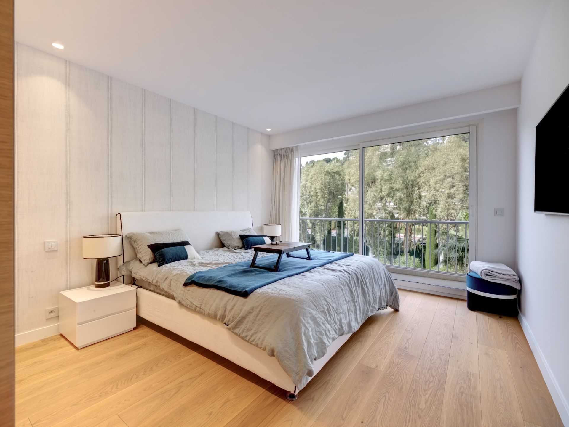 luxury apartment 8 Rooms for sale on CANNES (06400)