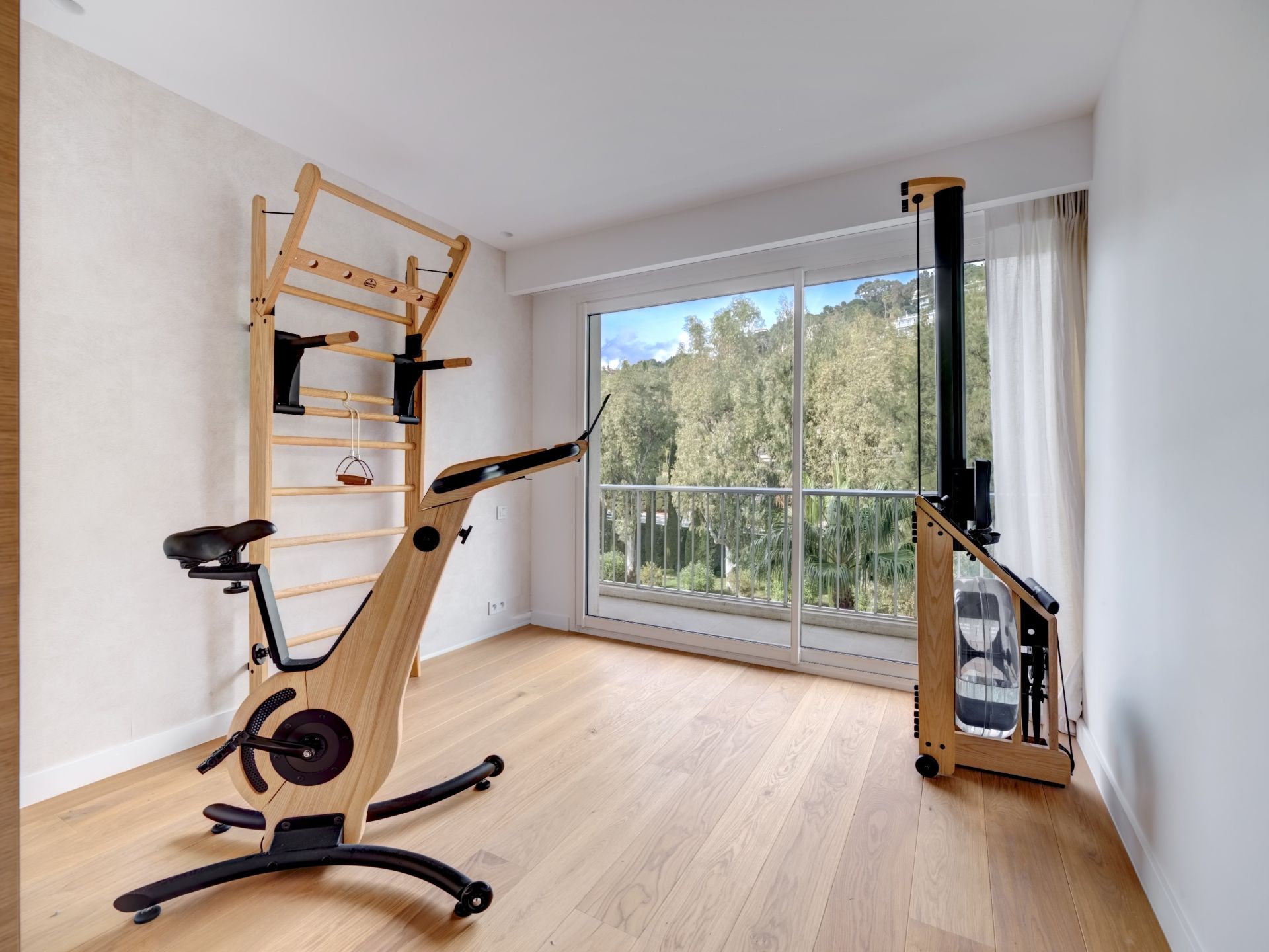 luxury apartment 8 Rooms for sale on CANNES (06400)