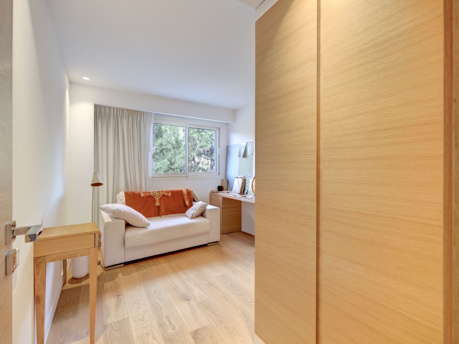 luxury apartment 8 Rooms for sale on CANNES (06400)