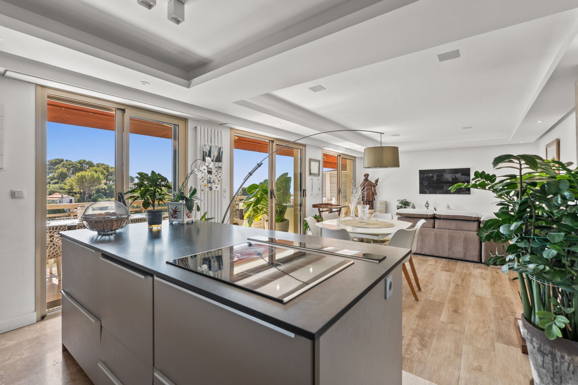 luxury apartment 3 Rooms for sale on LE CANNET (06110)