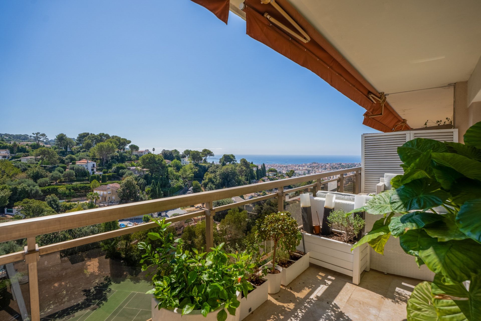 luxury apartment 3 Rooms for sale on LE CANNET (06110)