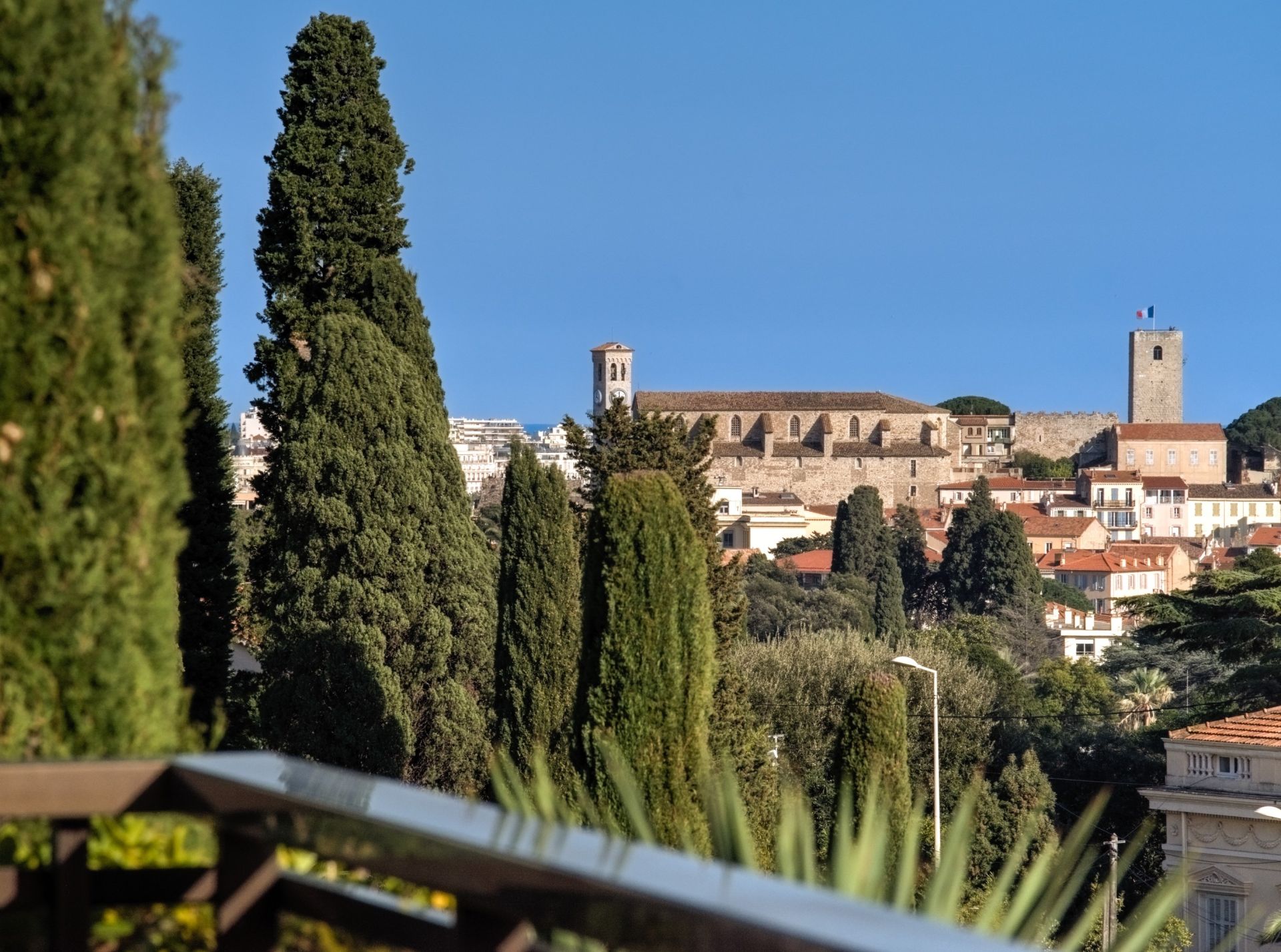 luxury apartment 6 Rooms for sale on CANNES (06400)