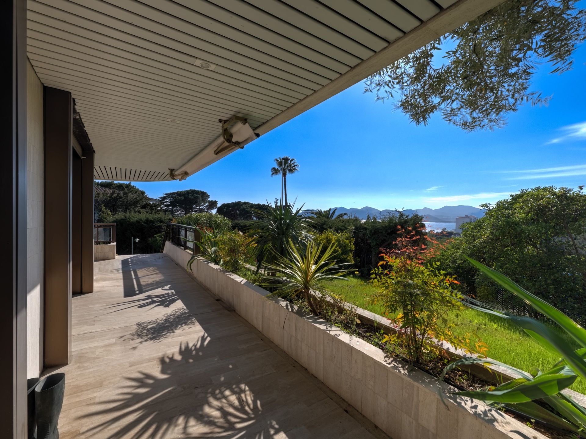 luxury apartment 6 Rooms for sale on CANNES (06400)