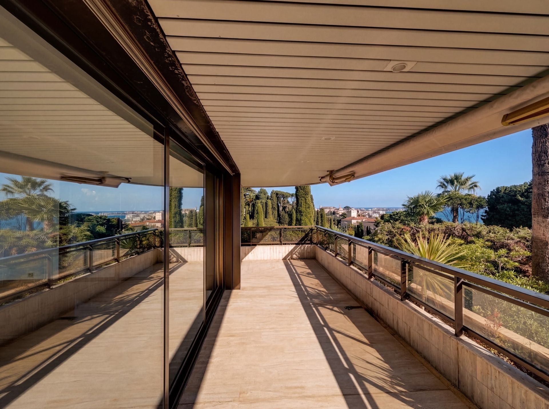 luxury apartment 6 Rooms for sale on CANNES (06400)