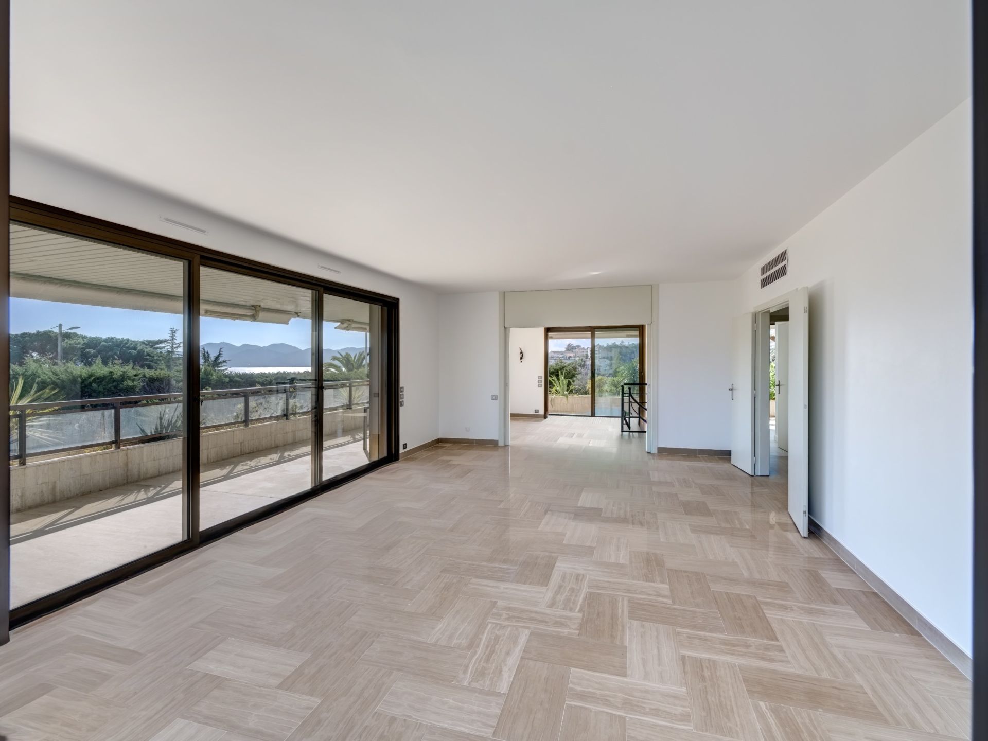 luxury apartment 6 Rooms for sale on CANNES (06400)