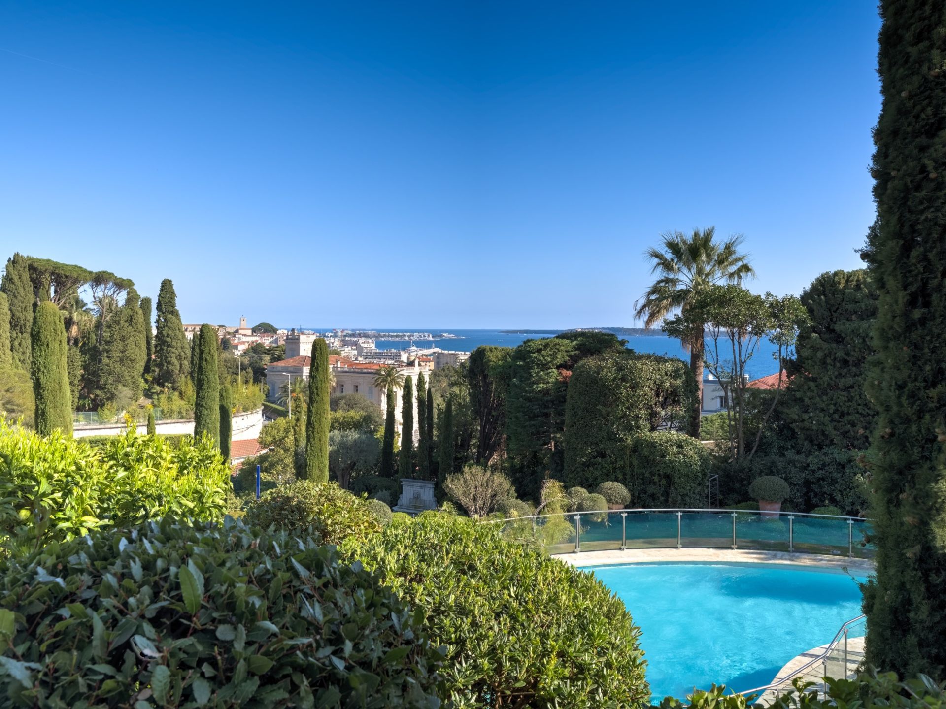 luxury apartment 6 Rooms for sale on CANNES (06400)