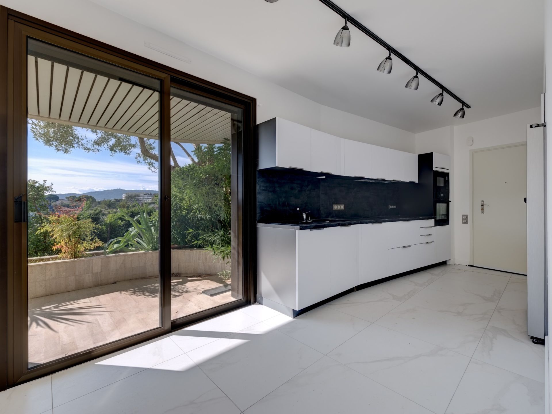 luxury apartment 6 Rooms for sale on CANNES (06400)