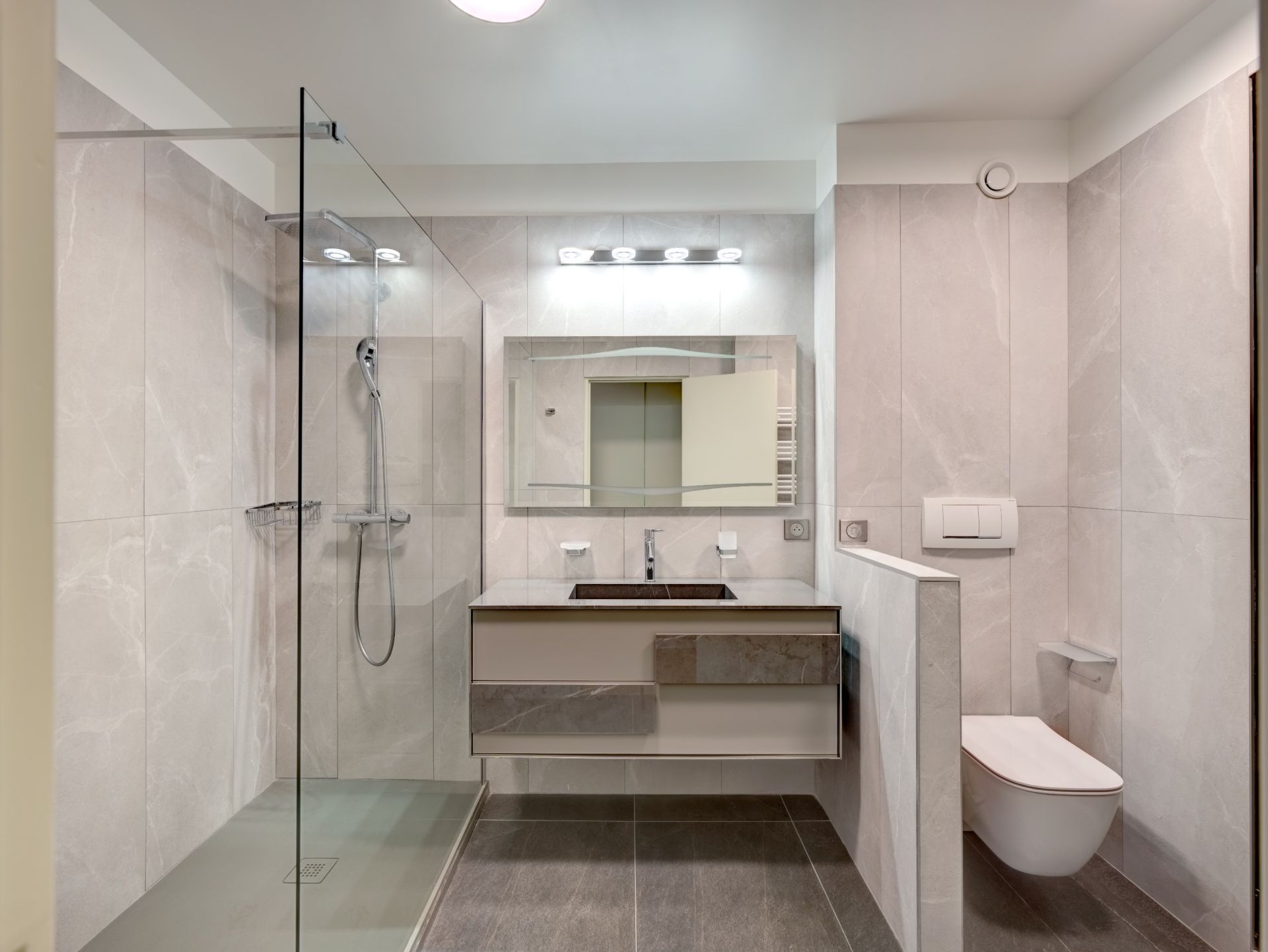 luxury apartment 6 Rooms for sale on CANNES (06400)