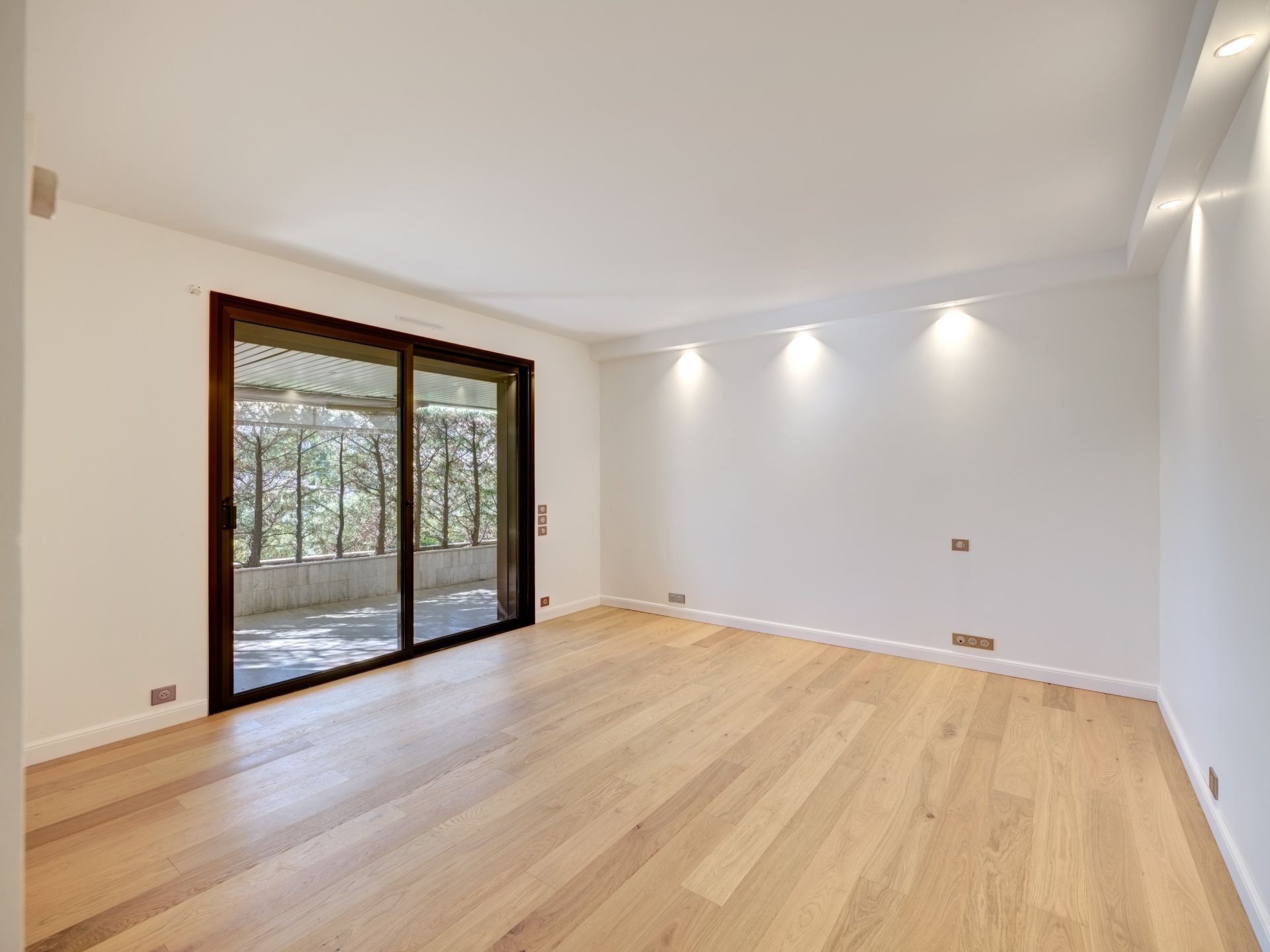 luxury apartment 6 Rooms for sale on CANNES (06400)