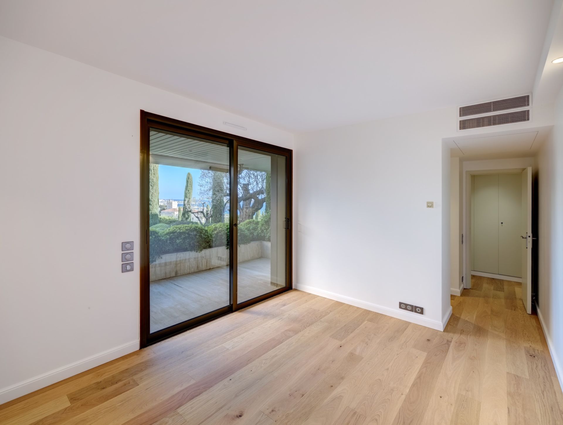 luxury apartment 6 Rooms for sale on CANNES (06400)