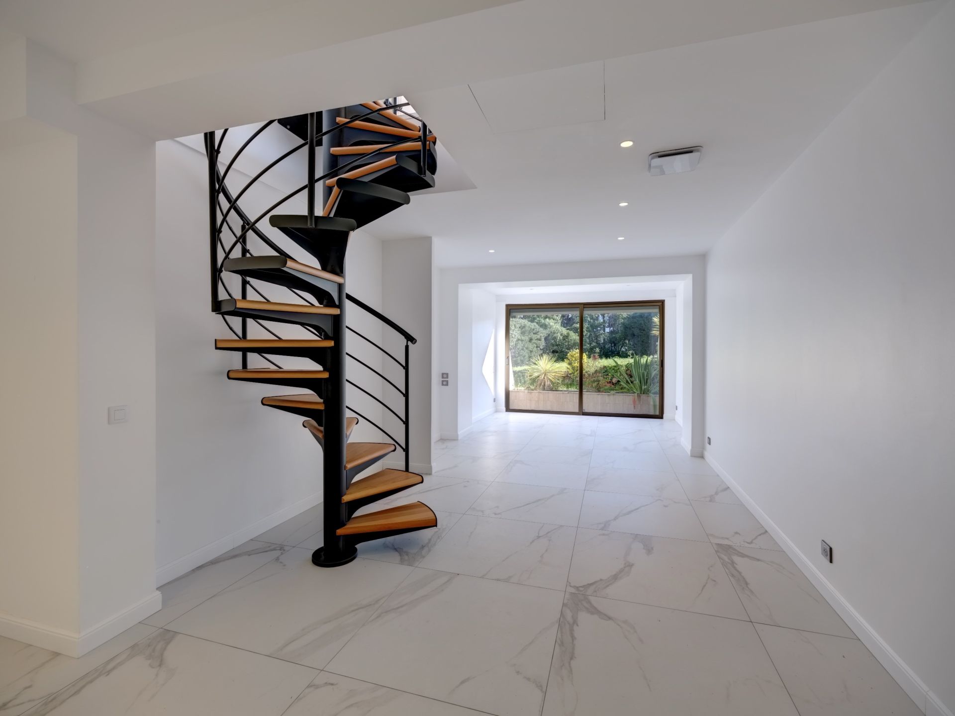 luxury apartment 6 Rooms for sale on CANNES (06400)