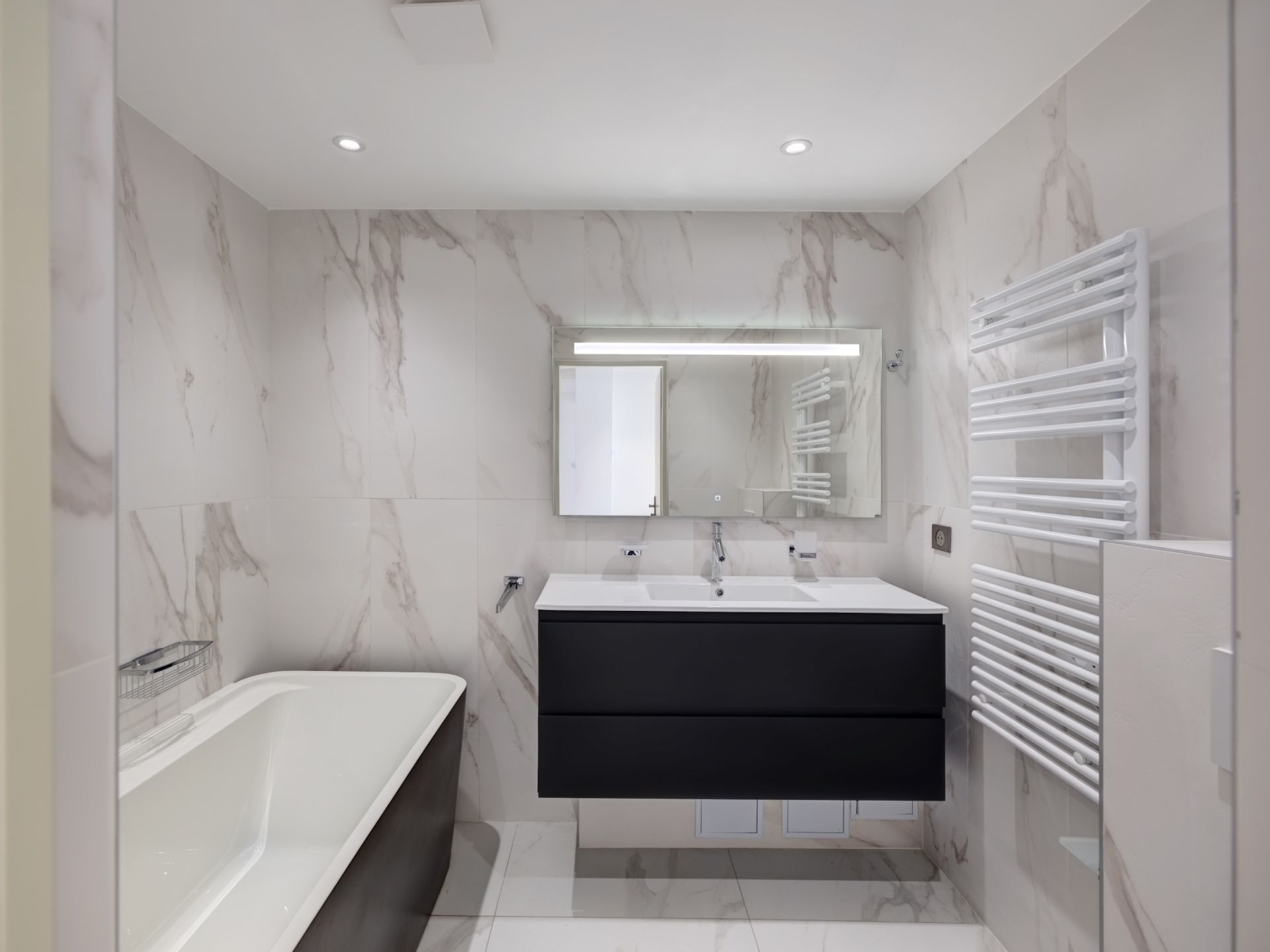 luxury apartment 6 Rooms for sale on CANNES (06400)