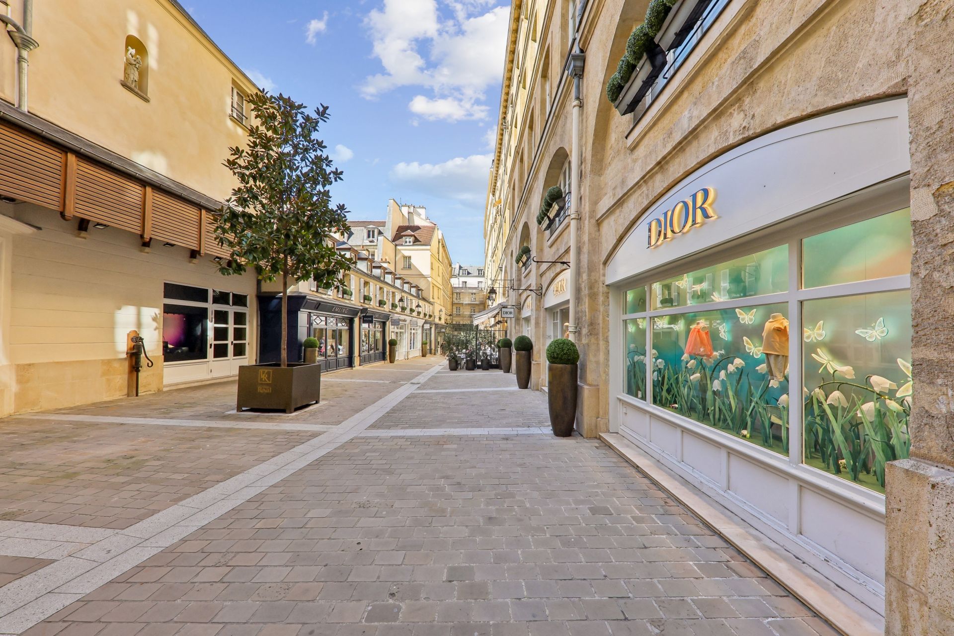 luxury apartment 1 room for sale on PARIS (75008)