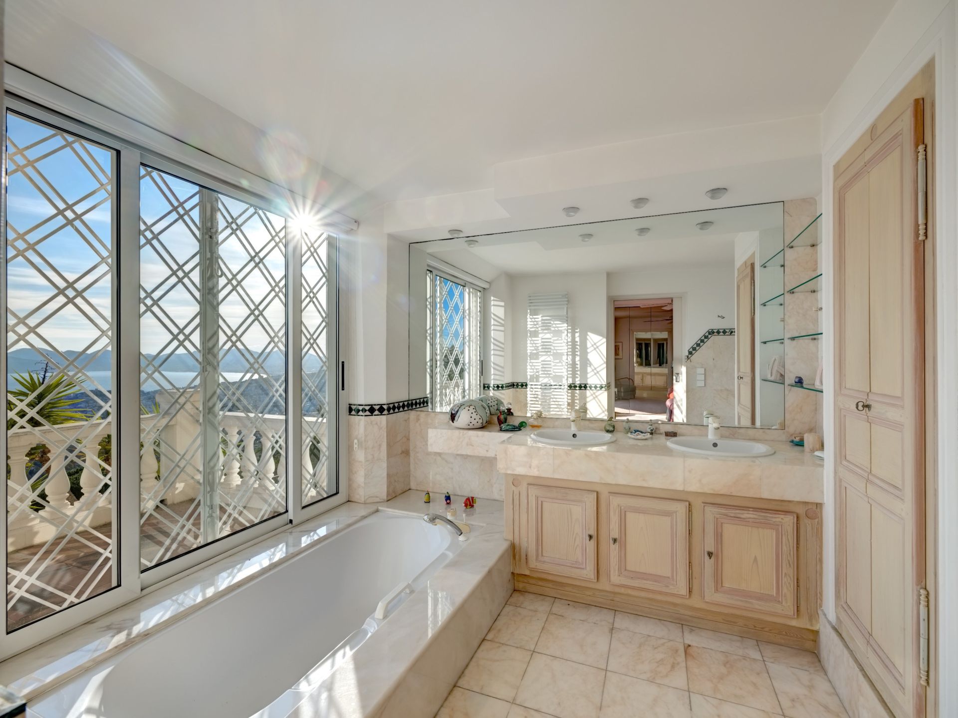luxury provencale house 5 Rooms for sale on CANNES (06400)