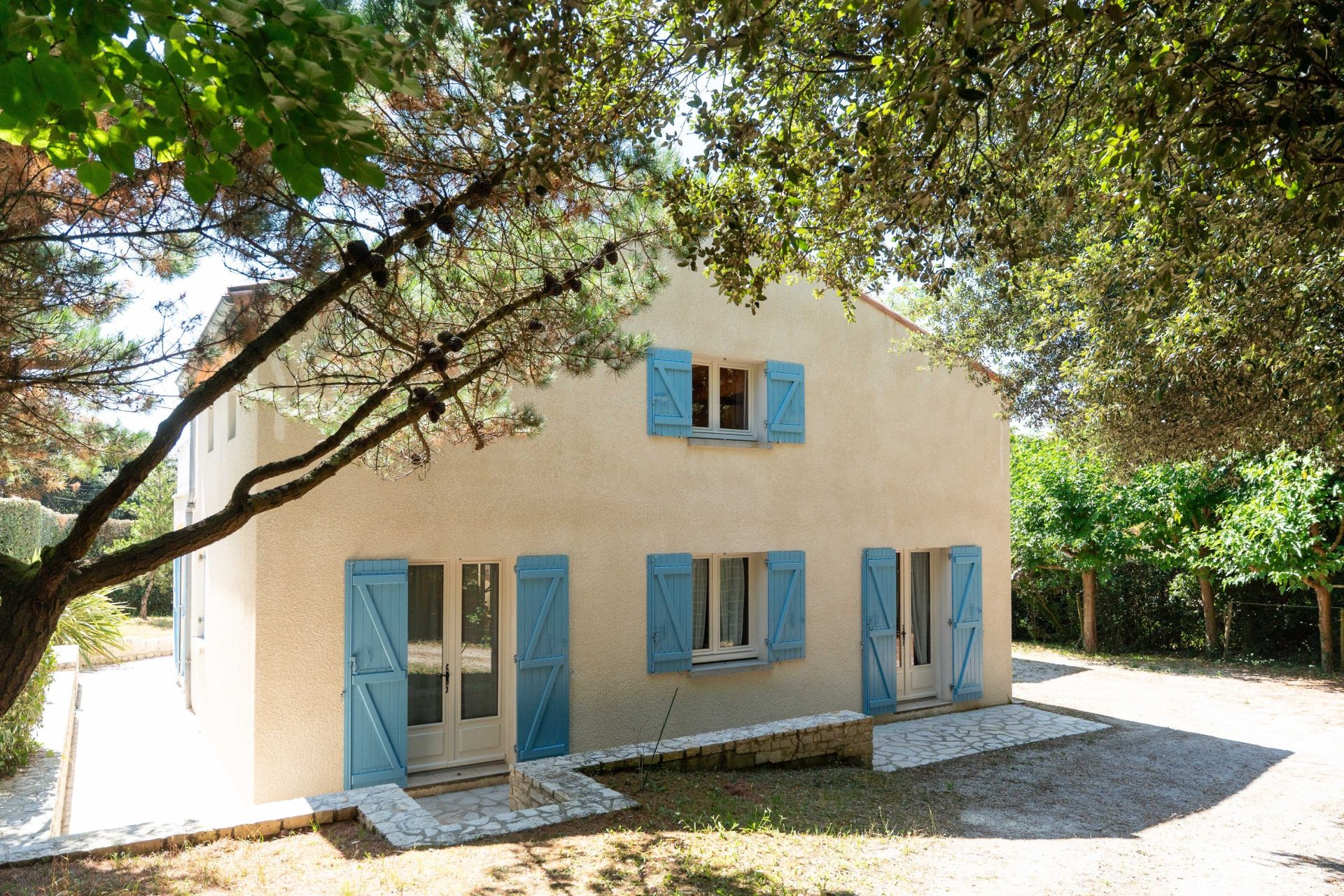 luxury house 9 Rooms for sale on ST PALAIS SUR MER (17420)
