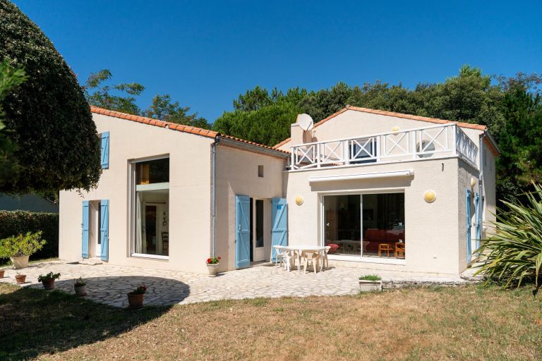 luxury house 9 Rooms for sale on ST PALAIS SUR MER (17420)