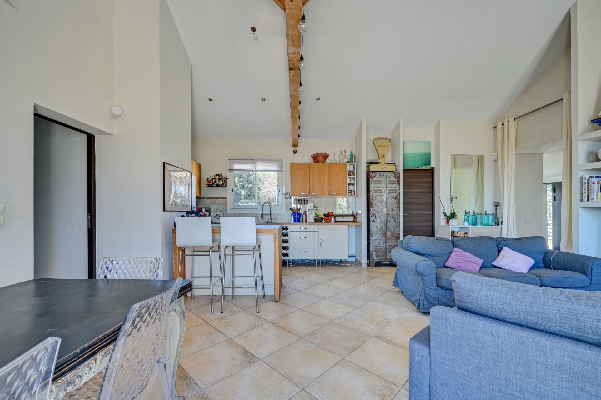 luxury house 6 Rooms for sale on EGUILLES (13510)