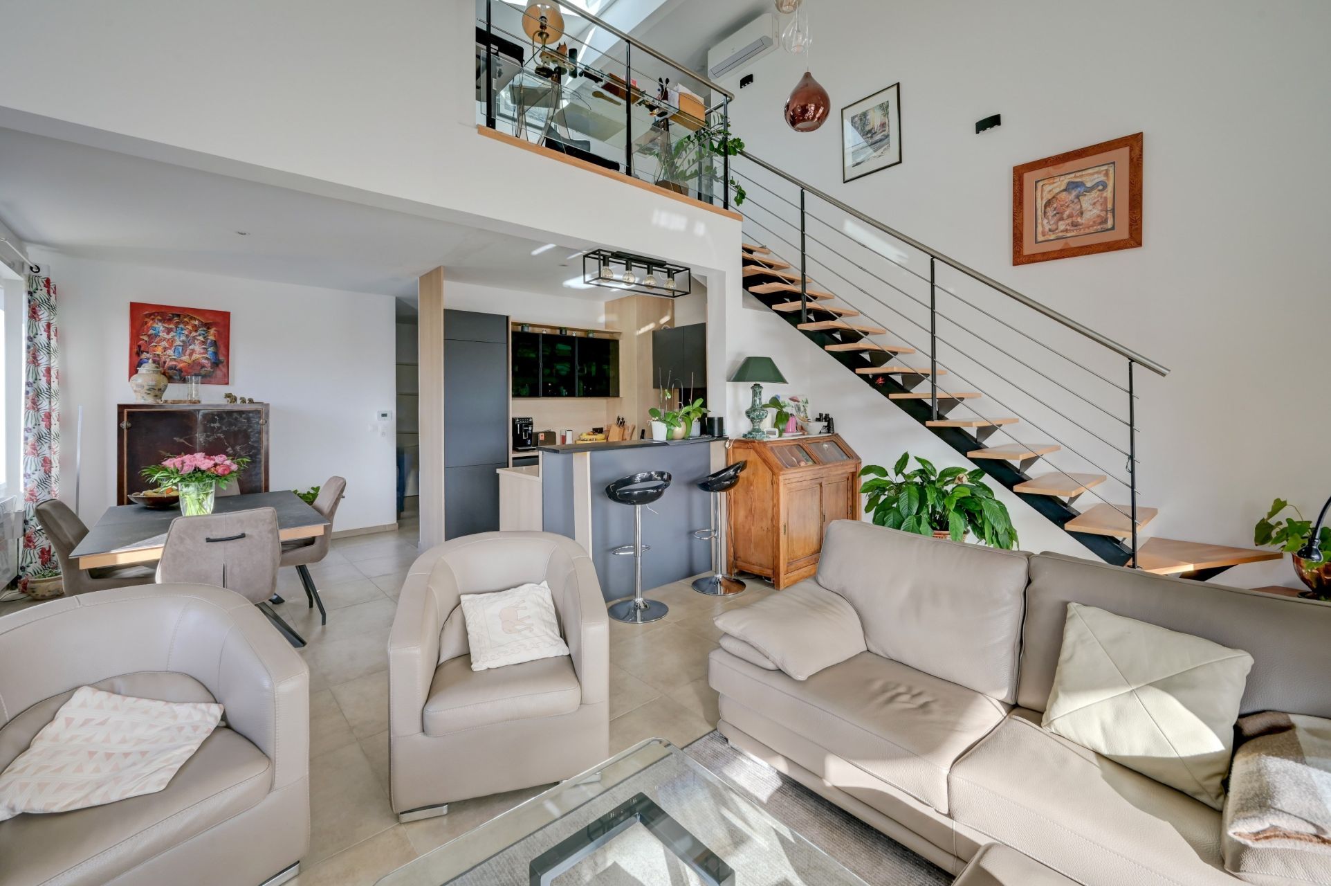 luxury apartment 4 Rooms for sale on AIX EN PROVENCE (13090)