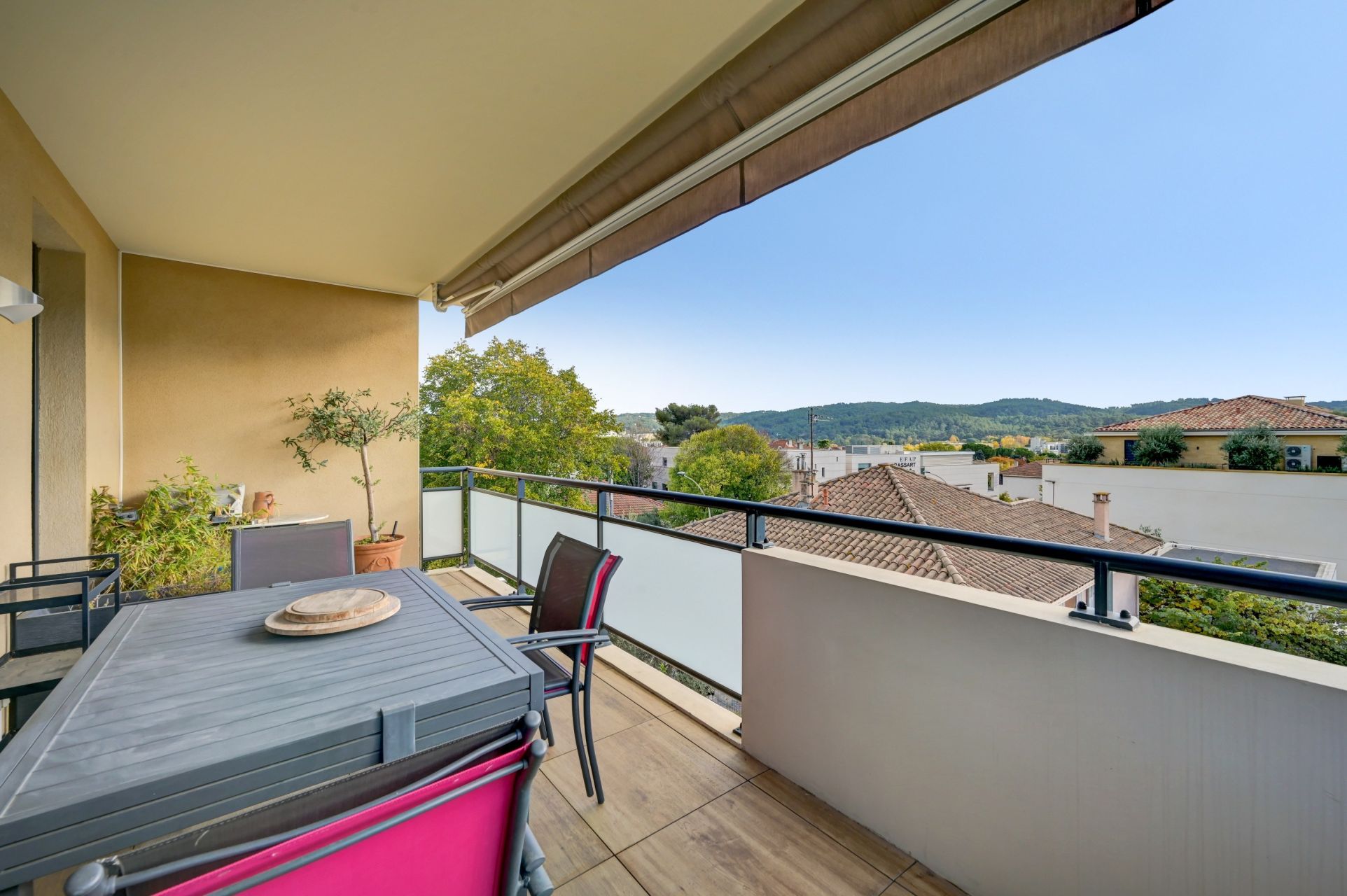 luxury apartment 4 Rooms for sale on AIX EN PROVENCE (13090)