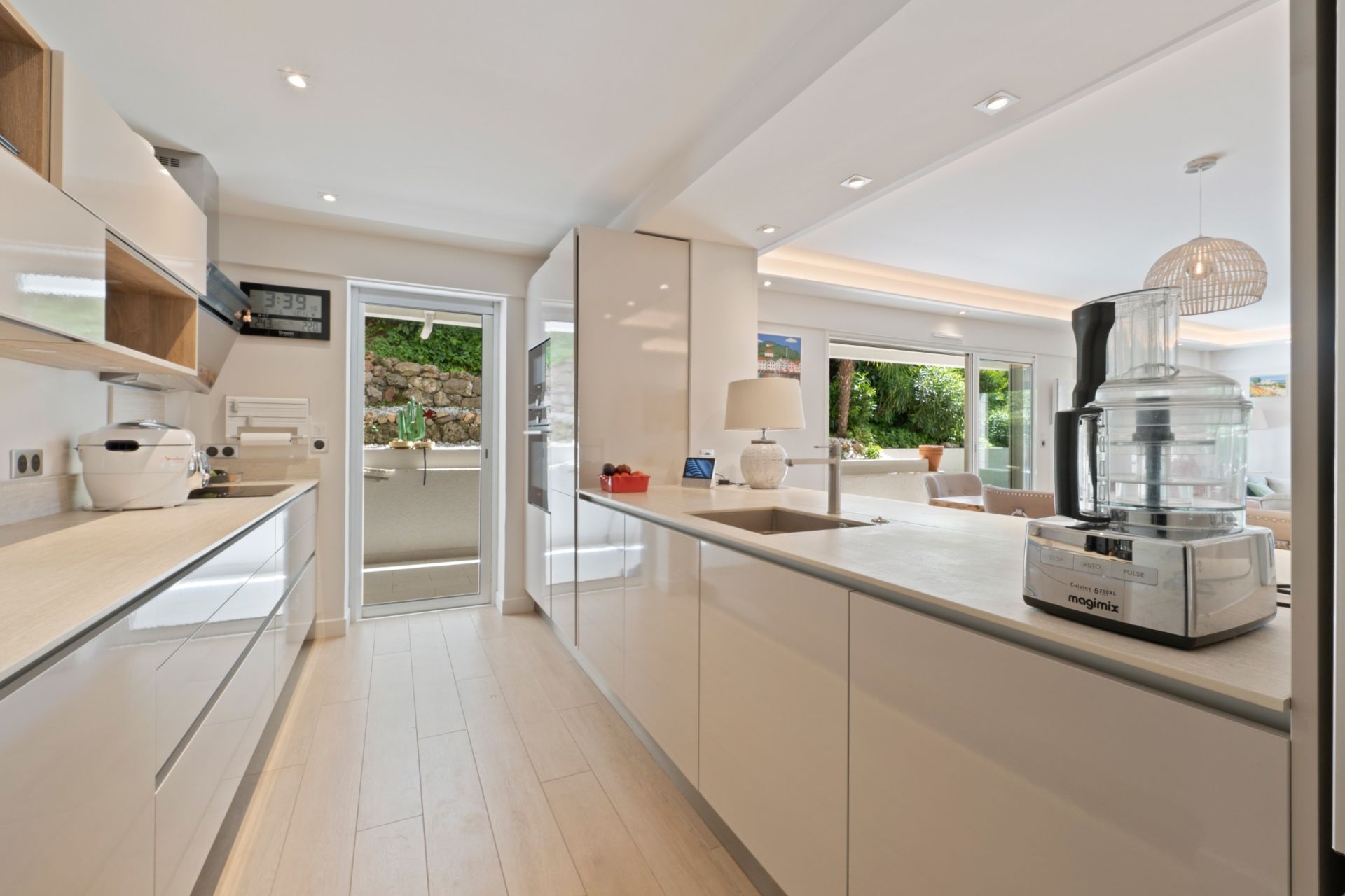 luxury apartment 5 Rooms for sale on CANNES (06400)