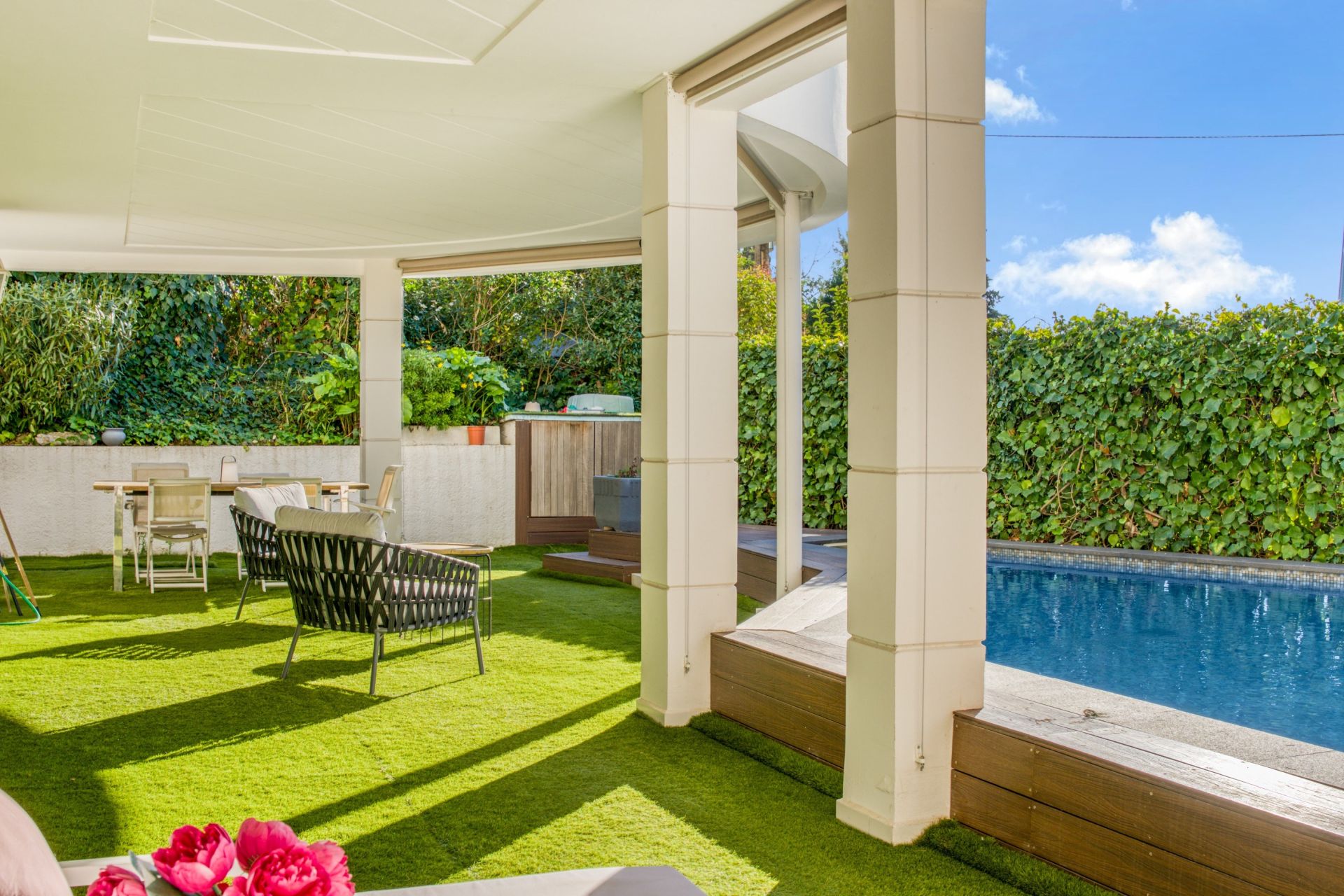 luxury apartment 5 Rooms for sale on CANNES (06400)