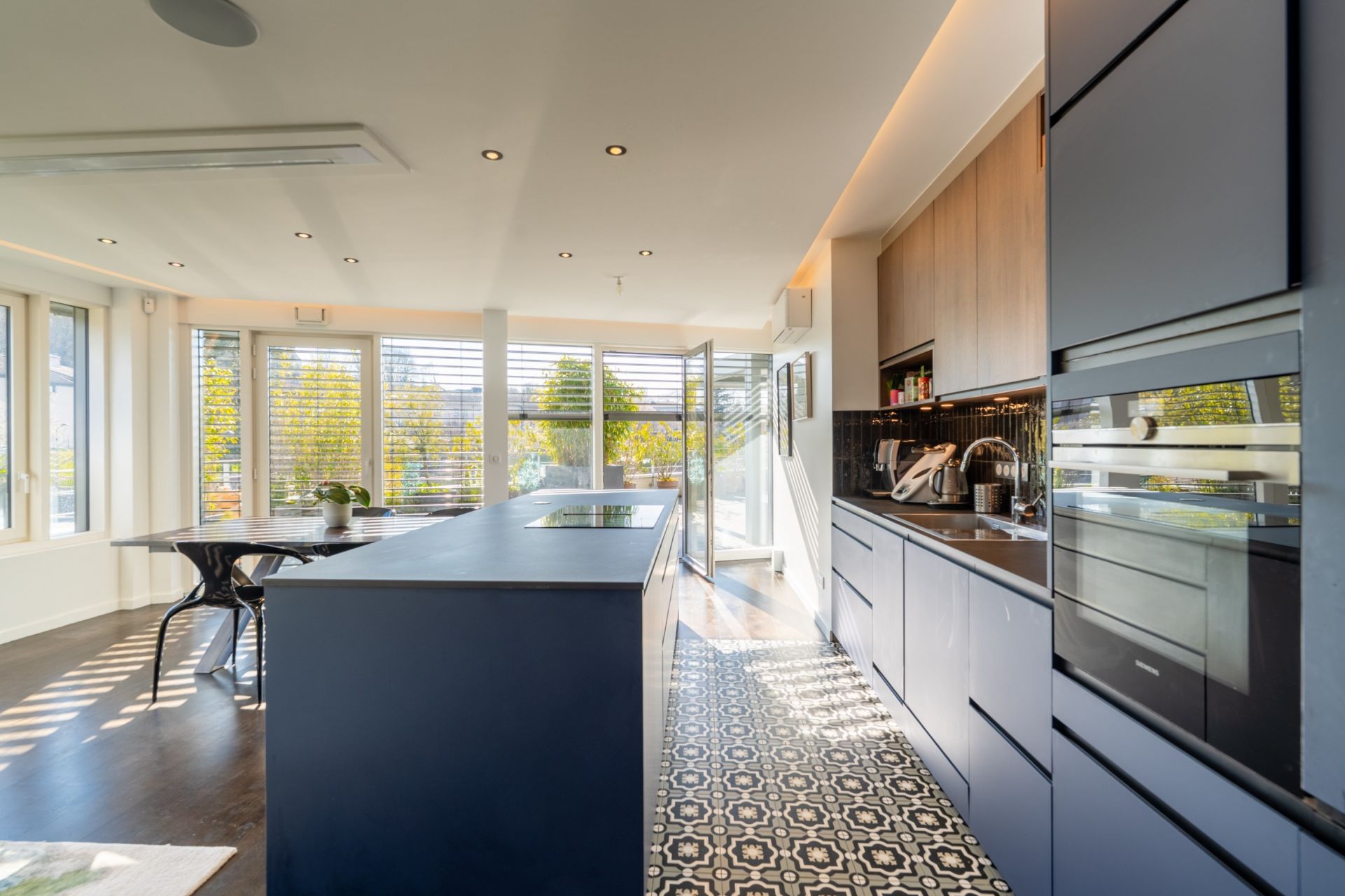 luxury apartment 5 Rooms for sale on ANNECY (74000)