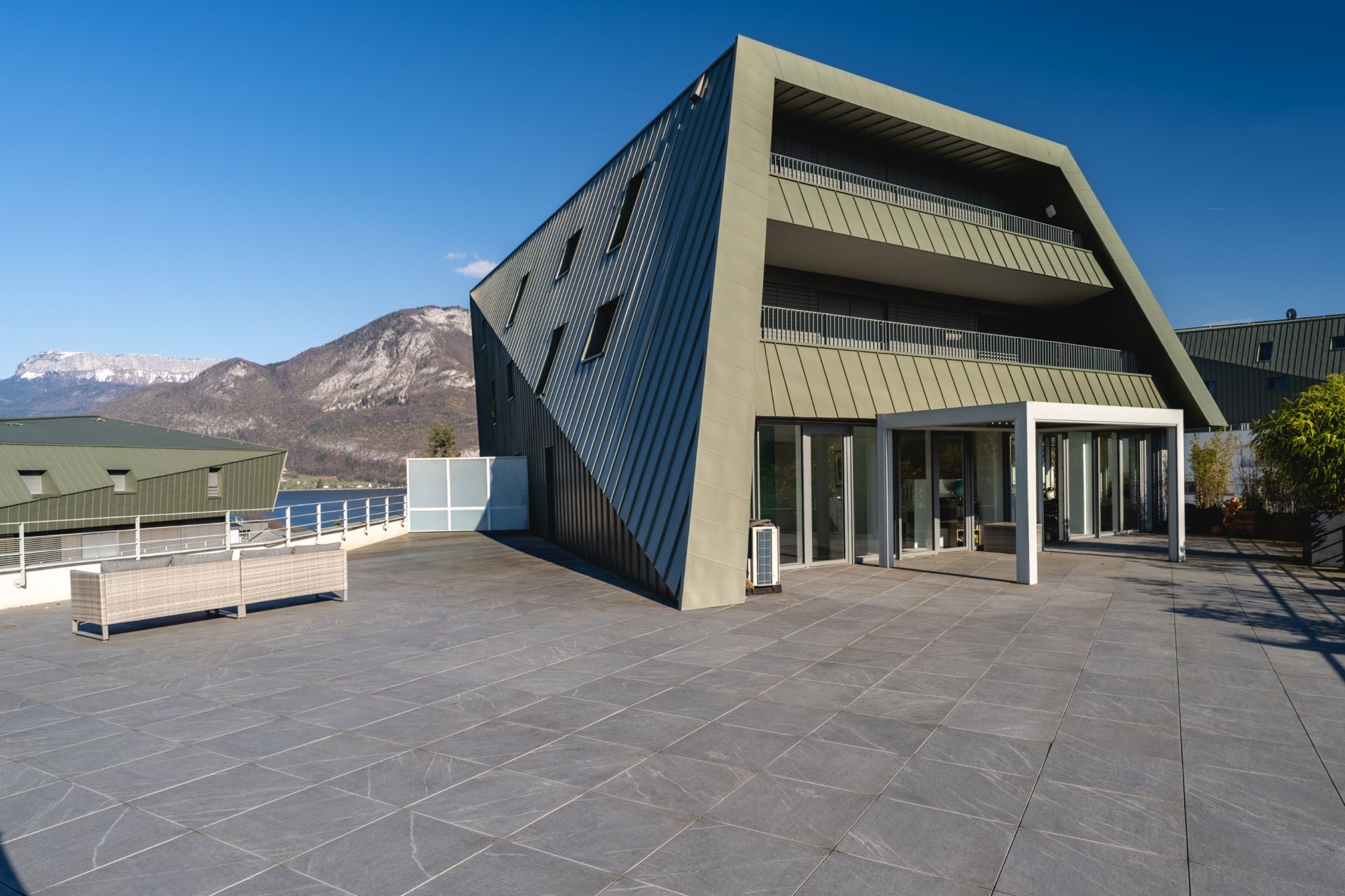 luxury apartment 5 Rooms for sale on ANNECY (74000)